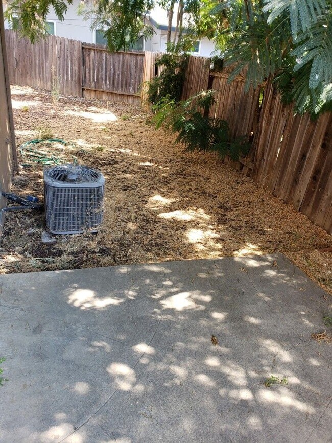 Building Photo - $500 OFF JAN RENT!  NICE UPDATED DUPLEX IN SACRAMENTO!!