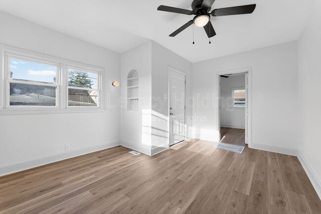 Building Photo - 604 1/2 Hart Street