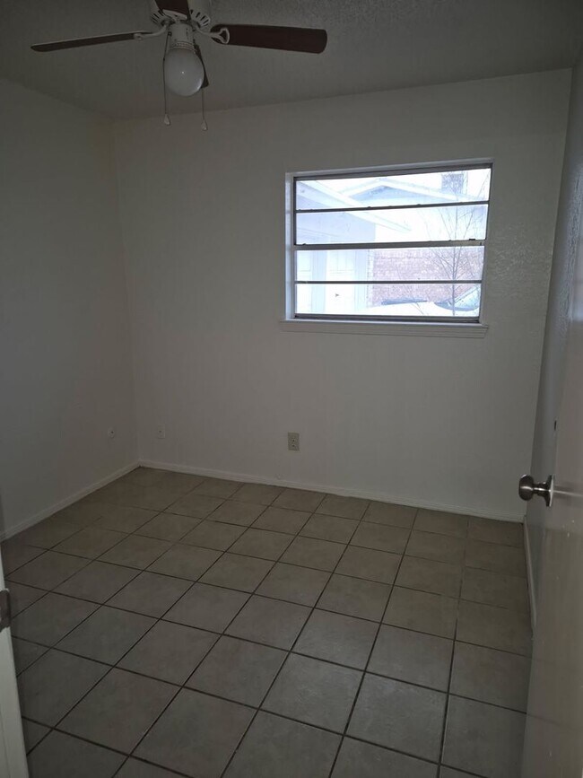 Building Photo - Spacious and remodeled 4 Bedroom, 2 Bath, Fireplace, Garage in Pebble North