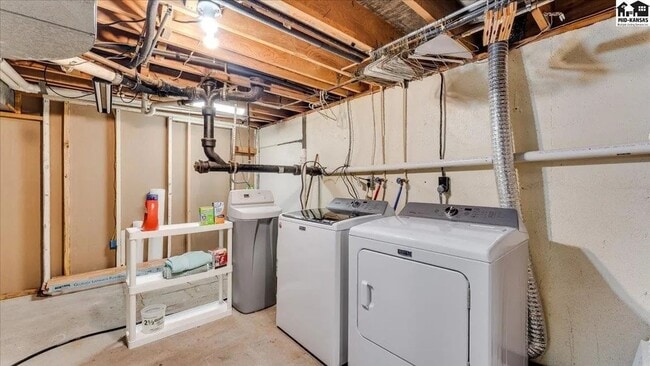 Building Photo - 3 bedroom, 1.5 bath, 2 car garage - Great ...
