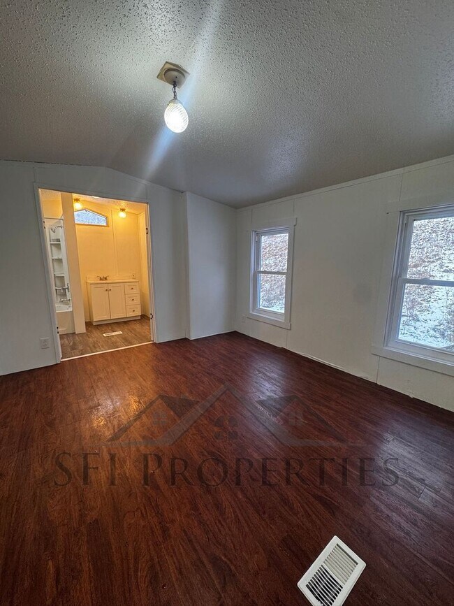 Building Photo - 3 BEDROOMS 2 BATHROOMS HOUSE IN HANOVERTON, OH 44423