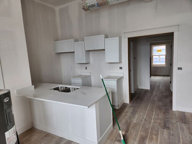 Building Photo - Historic Panora Apartments Fully Remodeled