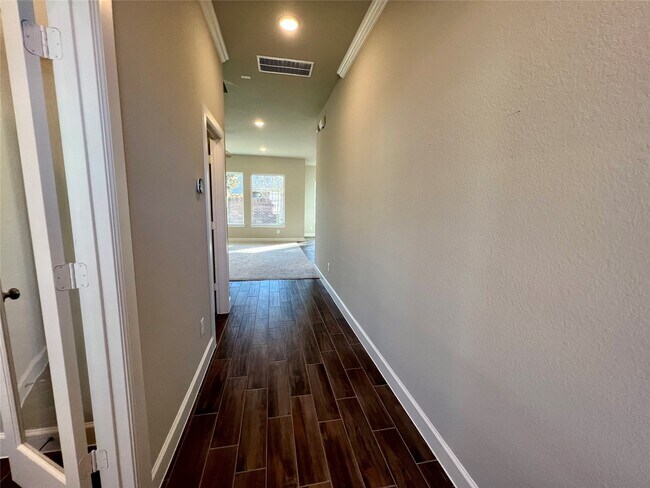 Building Photo - 547 Kingston Ln