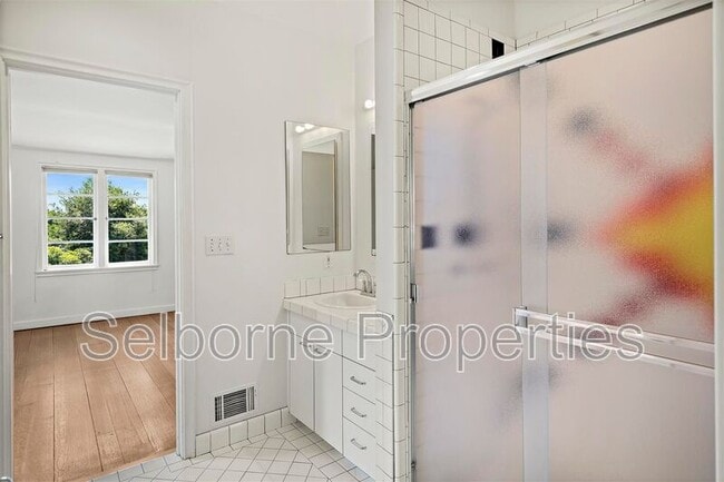 Building Photo - 25 Selborne Dr