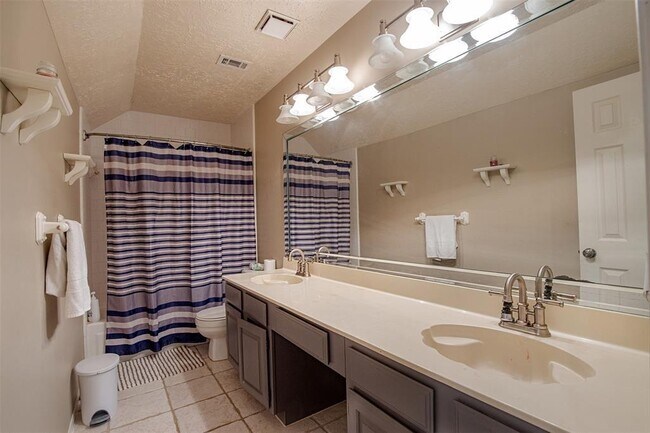 Building Photo - 20307 Hampshire Rocks Dr