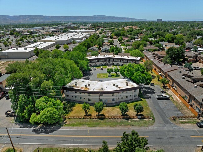 Building Photo - Remodeled 1 Bedroom, 1 Bathroom Apartment- Close to shopping!