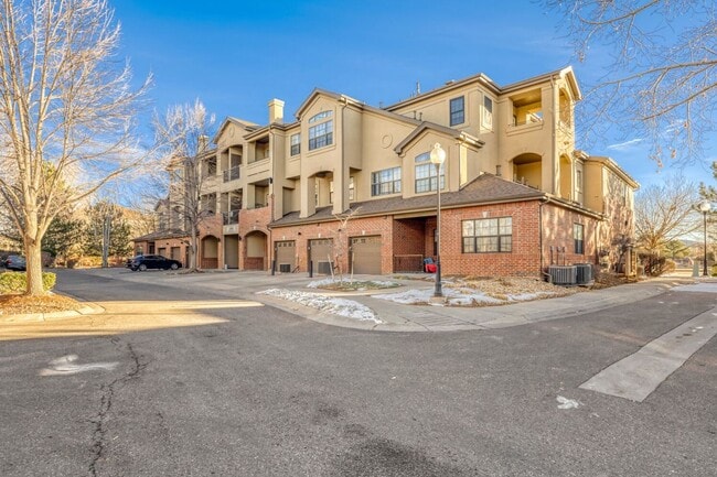 Building Photo - Beautiful Move in Ready- 3rd-floor condo in the heart of Mayfair-Lowry