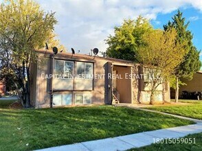 Building Photo - 2531 S Parkcrest Dr