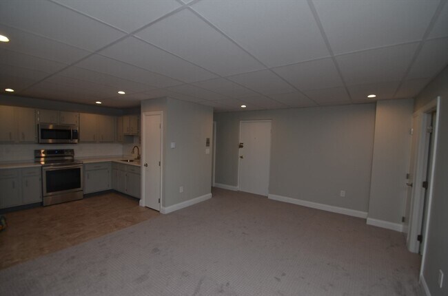 Building Photo - 594 Franklin St