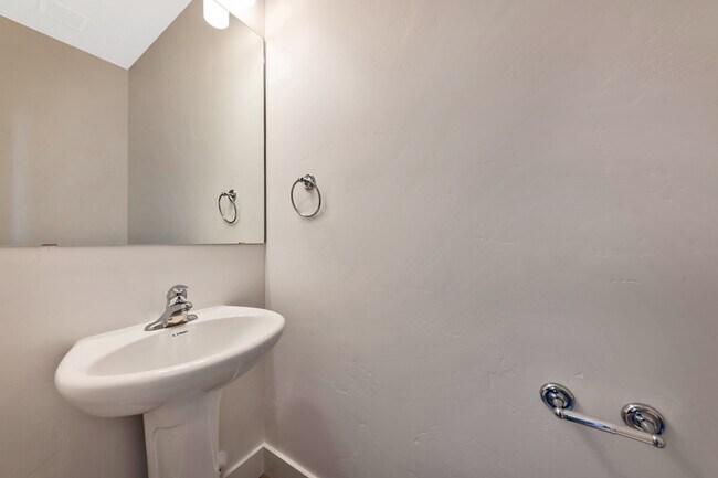 Building Photo - Beautiful 3 Bed, 2.5 Bath Town Home Located in the Sycamore Place Community in West Haven! Availa...