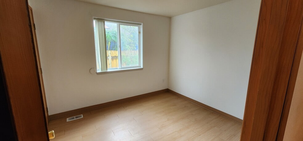 Building Photo - 1008 SE Sherrett St