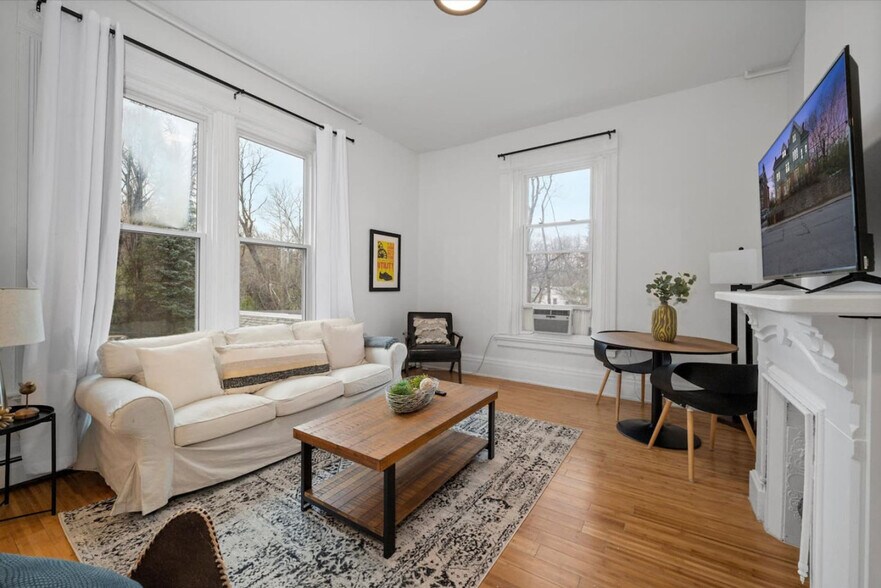Primary Photo - 240 Mccormick Pl