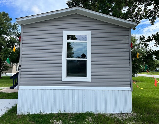 Building Photo - 102 Eloise St