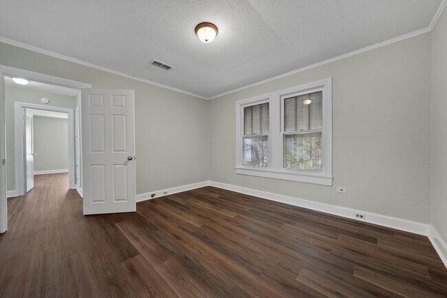 Building Photo - 1511 Maple Ave