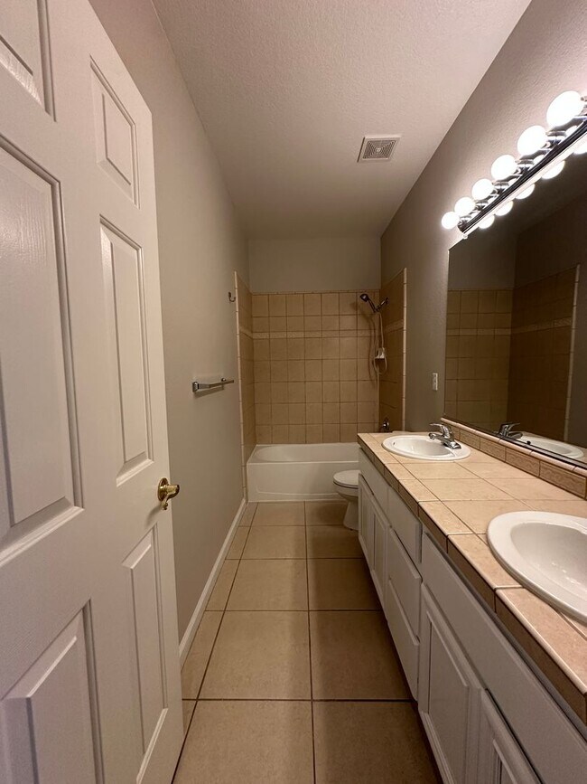 Building Photo - Cute single story home with 3 bedrooms, 2 ...