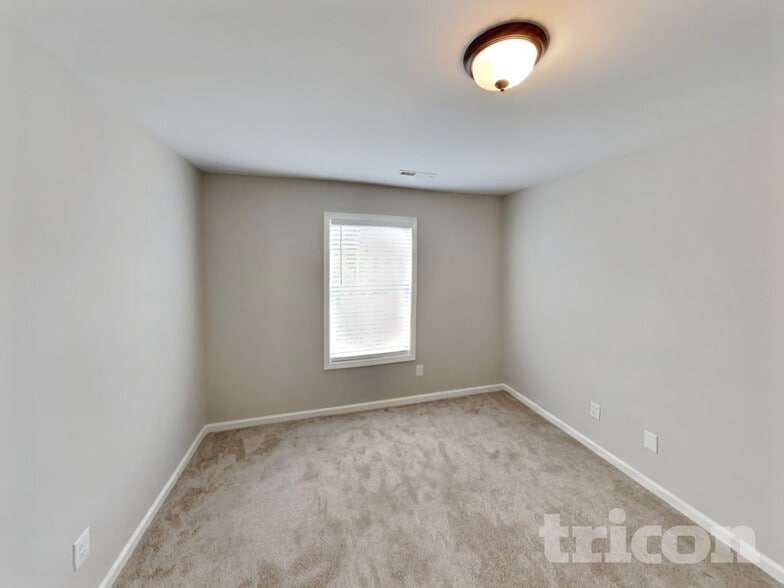 Building Photo - 904 Redland Dr
