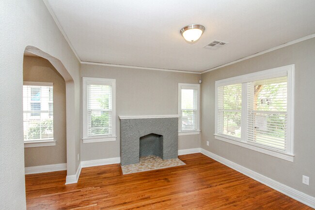 Building Photo - Charming Duplex 1/1 Duplex With Storage!