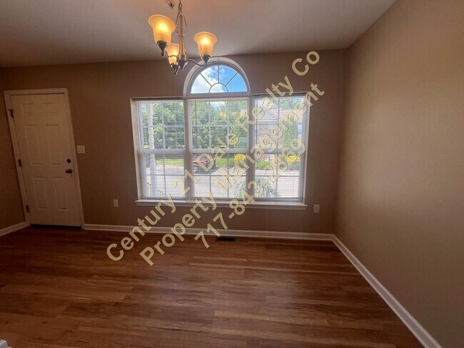 Building Photo - 210 Royal Dr
