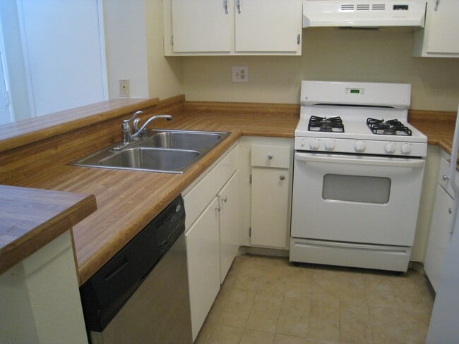Building Photo - SPARKLING CONDO, UPPER UNIT!