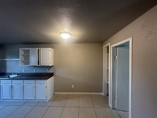 Building Photo - 2 Bedroom, 1 Bath Apartment