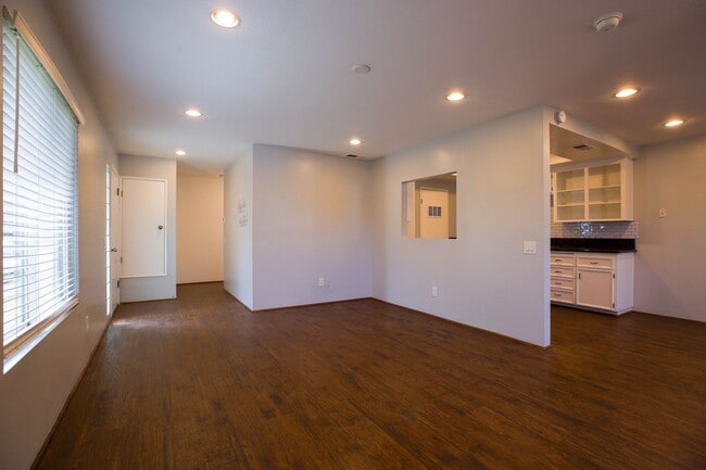 Building Photo - End Unit Townhome with Private Patio