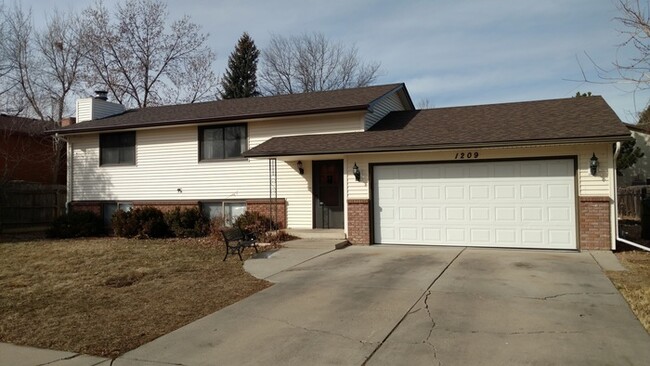 Building Photo - Large 3 Bedroom, 2 Bathroom Home in the Th...