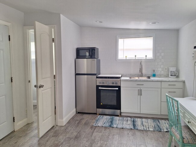 Building Photo - Efficiency Mainland New Smyrna Beach