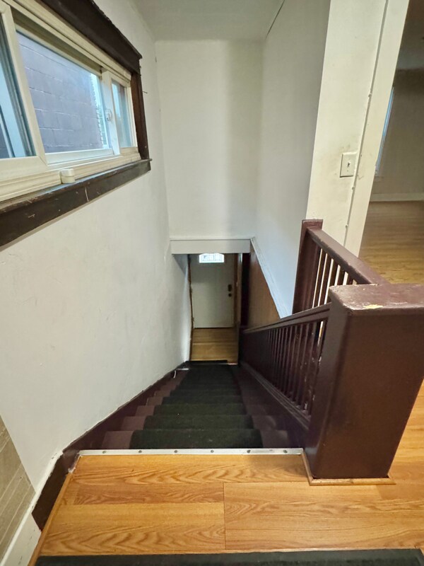 Building Photo - 922 W Broadway St