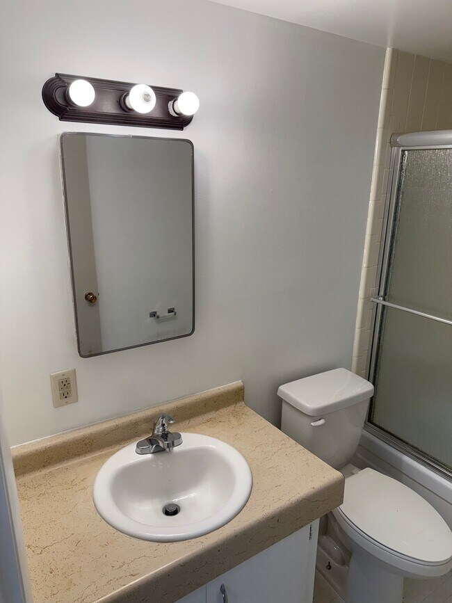 Building Photo - 422 S 1200 E