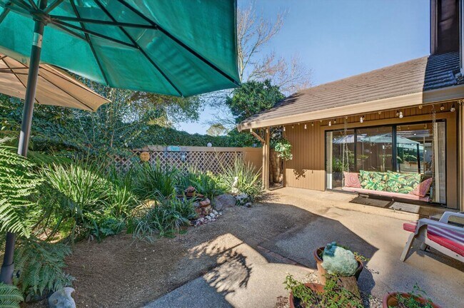 Building Photo - Gold River 2 Bedroom / Den, 2 Bathroom 1,600 Sqft. with Pool and Clubhouse For Lease.