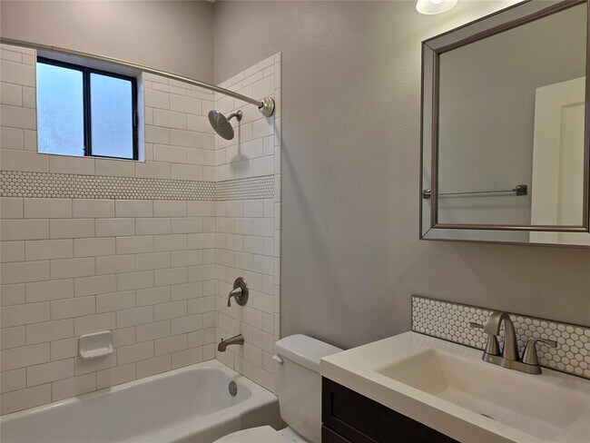 Building Photo - 206 E 34th St