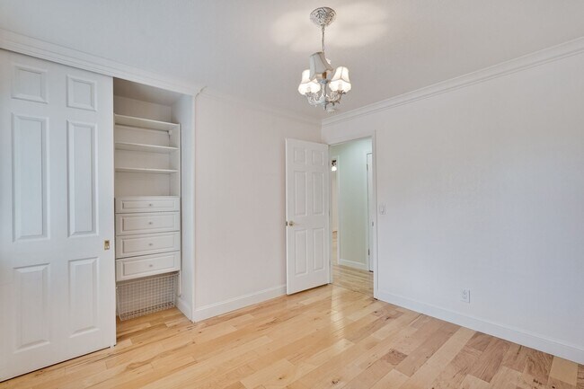 Building Photo - Spacious Home off of Hillsdale with Amazing Kitchen & Backyard! Ready to Rent.