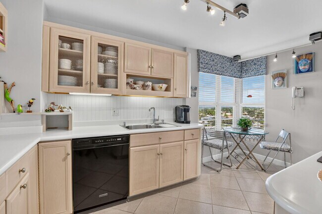 Building Photo - 1021 Hillsboro Mile
