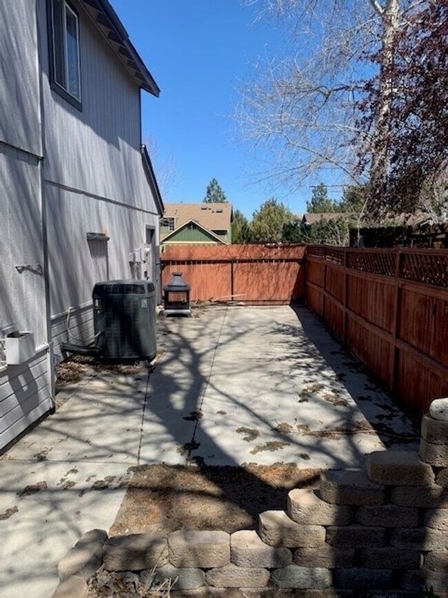 Building Photo - 3 Bed/2.5 Bath NE Bend Single Family Home with Hot Tub
