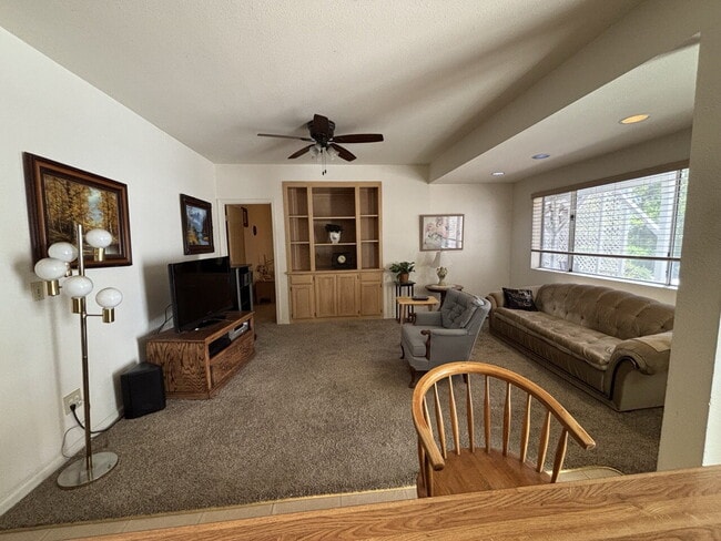 Building Photo - Private, fully furnished apartment home in...