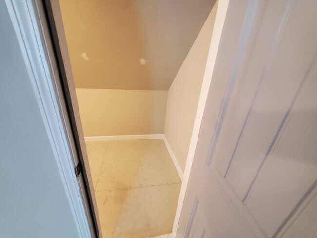 Building Photo - 4 bedroom available for move in August 1st...