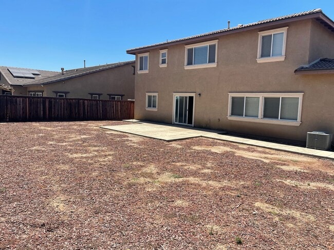 Building Photo - Spacious Two Story 5bd/3ba House