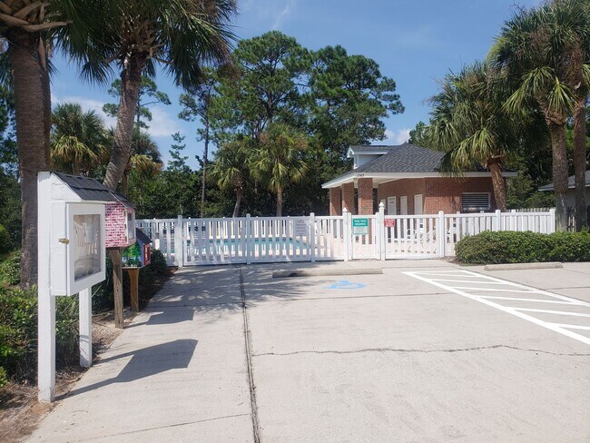 Building Photo - 3 bedroom in Sound Hammock Navarre!!