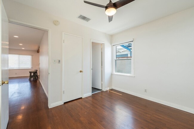 Building Photo - Beautiful Hawthorne Rental In Hollyglen!