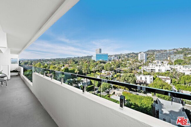 Building Photo - 838 N Doheny Dr