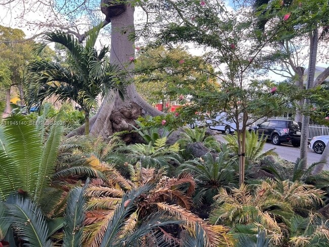 Building Photo - 852 SW 13th Ave