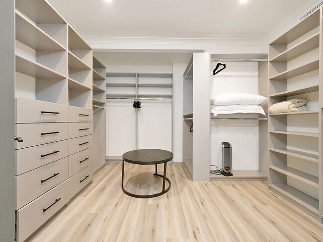 Building Photo - Luxe 5+4.5 w/detached studio, downstairs e...