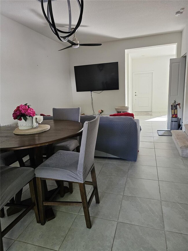 Building Photo - 2637 SE 17th St