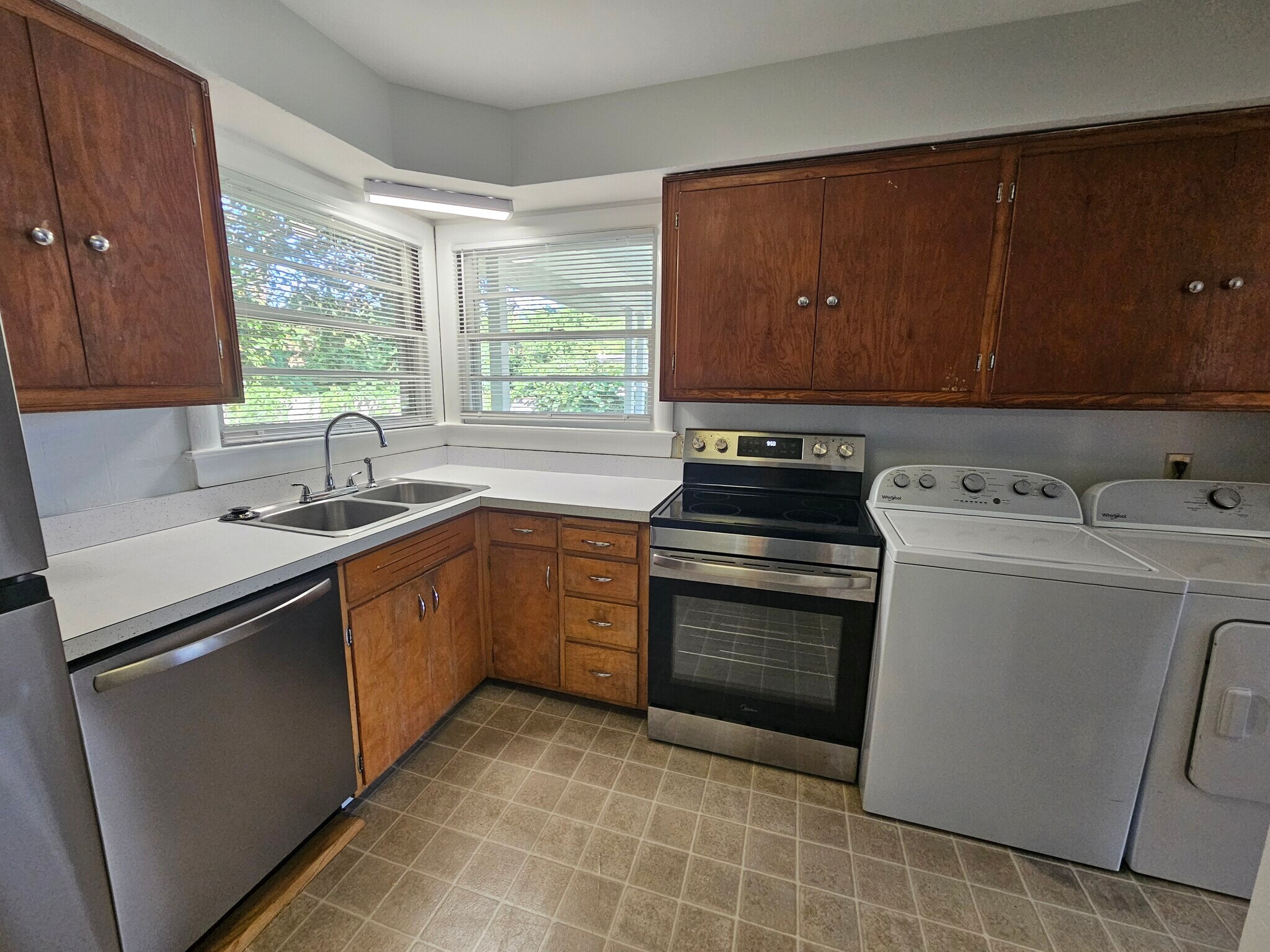 Building Photo - 2309 Camellia Dr