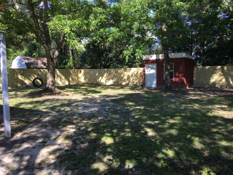 Building Photo - 7631 Lexington Dr