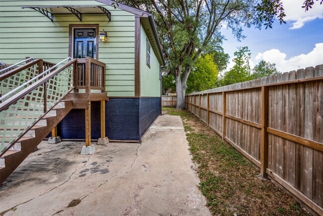 Building Photo - 1200 W Phillips St