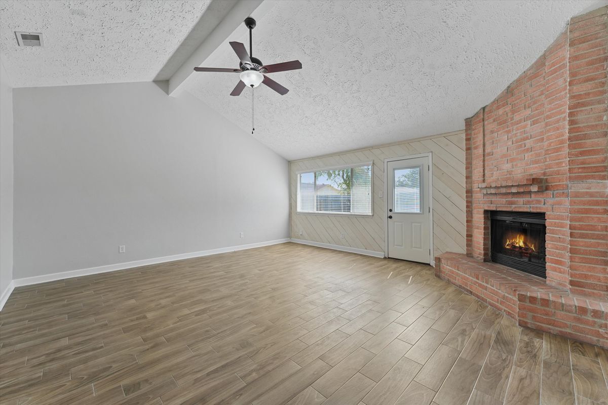 Building Photo - 16703 Pebbleglen Dr