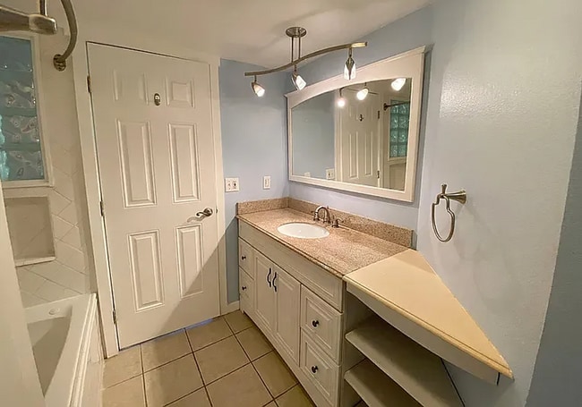 Building Photo - Listed For Rent