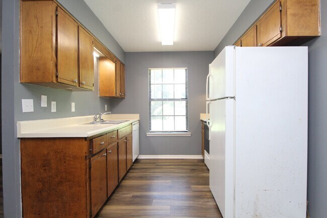 Building Photo - Updated 2BD/2BA Apartment in North Pensaco...