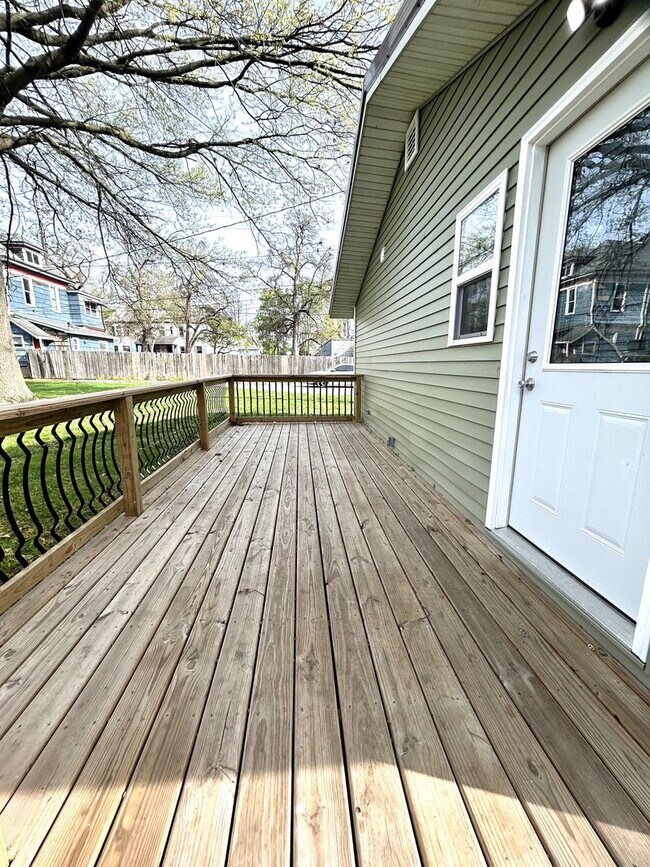 Building Photo - 512 S 6th St